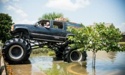 Zub Ferrell au volant de "Old Habits", un monster truck, vient en aide aux habitans de Port Arthur, au Texas, le 1er septembre  2017