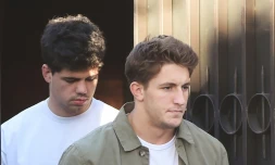 Les rugbymen français Hugo Auradou (gauche) et Oscar Jegou le 12 août 2024 à Mendoza, en Argentine