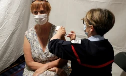 Une femme reçoit une dose du vaccin anti-Covid Pfizer/BioNTech dans le centre de vaccination provisoire mis en place dans le parc d'attractions de Disneyland Paris à Coupvray (Seine-et-Marne), le 24 avril 2021