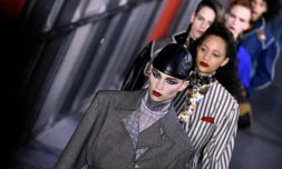 Des mannequins présentent des créations Louis Vuitton, le 5 amrs 2019 à Paris