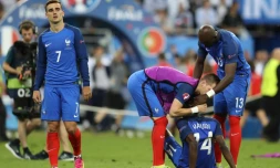 Déception d'Antoine Griezmann, Blaise Matuidi et Eliaquim Mangala après la défaite de la France en finale de l'Euro-2016 le 10 juillet 2016 au Stade de France à Saint-Denis