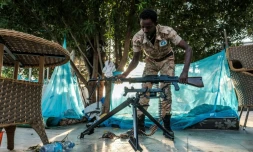 Un combattant amhara installe sa mitrailleuse dans un campement improvisé à Humera, le 22 novembre 2020 en Ethiopie