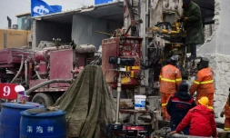 Des sauveteurs travaillent sur le site de la mine d'or de Qixia oĂč des mineurs sont coincĂ©s sous terre, le 20 janvier 2021 en Chine