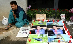Image datant du 17 août 2022 montrant des fleurs et des photos en hommage au jeune Afghan tué par balle à la suite d'une altercation le 14 août à Colmar (Haut-Rhin)