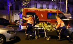 Un blessé est évacué du Bataclan par les pompiers dans la nuit du 13 au 14 novembre 2015 à Paris