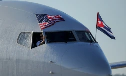 Un avion d'American Airlines avec les drapeaux américain et cubain arrive à l'aéroport international Jose Marti, le 28 novembre 2016 à La Havane