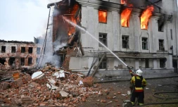 Un pompier lutte contre un incendie dans un bâtiment après une série d'attaques russes contre la ville de Kharkiv, dans l'est de l'Ukraine, le 7 juin 2025