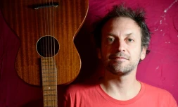 Le chanteur français Mathieu Boogaerts le 11 février 2016 à Paris