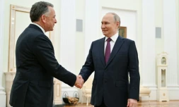 Le président russe Vladimir Poutine (d) et l'émissaire américain Steve Witkoff, le 25 avril 2025 à Moscou