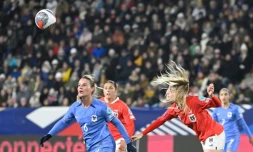 La Française Amandine Henry (g) contre l'Australie le 1er décembre 2023 à Rennes