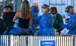 Des vacanciers de retour de Sardaigne subissent un test de dépistage du coronavirus le 23 août 2020, au port de Civitavecchia, au nord-ouest de Rome, en Italie