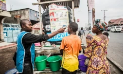Contrôle de température dans une rue de Goma, dans l'est de la République démocratique du Congo, le 31 juillet 2019