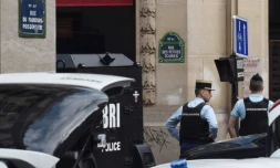 Gendarmes et hommes de la BRI interviennent rue des Petites écuries à Paris le 12 juin 2018