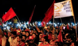 Des soutiens de Lula manifestent le 8 juillet 2018 Ă Curitiba au BrĂ©sil, oĂč est dĂ©tenu l'ancien prĂ©sident