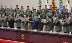 Cette photo, prise entre le 22 et le 23 octobre 2026 et diffusée le 24 octobre 2026 par l'agence de presse officielle nord-coréenne KCNA montre le dirigeant nord-coréen Kim Jong-un (c) lors d'une réunion de commandants de compagnie à Pyongyang