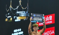 Le Français Léon Marchand après avoir battu le record du monde du 200 m 4 nages, en petit bassin, le 1er novembre 2024 à Singapour