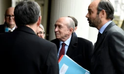 Le Premier ministre Edouard Philippe (d) et le ministre de l'Intérieur Gérard Collomb (c) visitent l'Office français de l'immigration et de l'intégration, le 19 février 2018 à Lyon