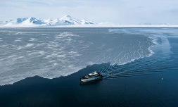 Vue aérienne de la mer de glace dans la baie de Borebukta, dans l'archipel de Svalbard, dans le nord de la NorvÚge, le 3 mai 2022