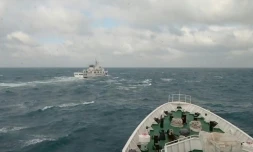 Un navire des gardes-côtes taïwanais (à droite), à proximité d'une bâtiment chinois, le 29 décembre 2025, au nord-ouest de l'île Huayu