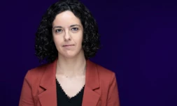 L'eurodéputée et tête de liste de la France insoumise, Manon Aubry, pose lors d'une séance photo, à Paris le 15 mars 2024