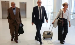 Le président de la Fédération française de rugby Bernard Laporte (C), flanqué des avocats français Jean-Pierre Versini-Campinchi (G) et Fanny Colin (D) arrive au tribunal des Batignolles, le 7 septembre 2022