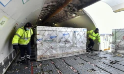 Des conteneurs du vaccin chinois Sinopharm déchargés d'un avion cargo à l'aéroport de Budapest, le 16 février 2021 en Hongrie