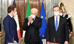 Le président français Emmanuel Macron, son homologue italien Sergio Mattarella et le président du Conseil italien Mario Draghi, le 26 novembre 2021 à Rome