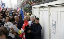 Pierre Plissonnier, l'un des deux dirigeants d'Air France, molesté en marge d'un comité central d'entreprise le 5 octobre 2015 à Roissy-en-France