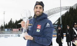 Le biathlète français Martin Fourcade pose avec son trophée, le 19 mars 2017 à Oslo