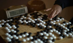 Un élève place des pierres sur un plateau de go, à l'institut Lee Se-Dol à Séoul, en Corée du Sud, le 18 mars 2016