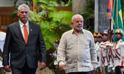 Les présidents cubain Miguel Diaz Canel (à gauche) et brésilien Luis Inacio Lula da Silva reçoivent les honneurs à leur arrivée au Palais de la Révolution à La Havane, le 16 septembre 2023