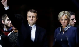 Emmanuel Macron avec son épouse Brigitte le soir de sa victoire à l'élection présidentielle, le 7 mai 2017 au Louvre à Paris