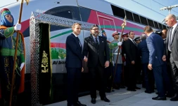 Le président français Emmanuel Macron (G) et le roi du Maroc Mohammed VI (D) inaugurent le premier train à grande vitesse du royaume, le 15 novembre 2018 à Rabat