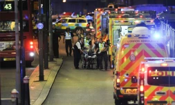 Policiers et secouristes au chevet d'une personne blessée après un attentat à Londres, le 3 juin 2017