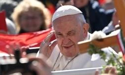 Le pape François à son arrivée pour une messe en plein air à Budapest, le 30 avril 2023