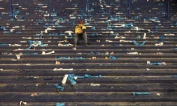 Un supporter argentin, dépité après le nul de son équipe, seul dans les tribunes de la Bombonera à Buenos Aires, le 5 octobre 2017