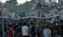 Secouristes et bénévoles tentent de secourir des victimes de la frappe russe sur un restaurant de Kramatorsk, dans l'est de l'Ukraine, le 27 juin 2023