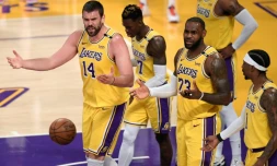 L'Espagnol Marc Gasol et LeBron James, lors de leur défaite (113-100) à domicile face aux Phoenix Suns, lors du 6e match du 1er tour des playoffs NBA, synonyme d'élimination (4 victoires à 2), le 3 juin 2021 au Staples Center