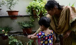 Sadaf Mehmood, une Indienne musulmane qui a reçu une lettre de divorce, avec sa fille dans leur maison à Bhopal, en Inde, le 28 avril 2016
