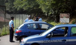 Des gendarmes à Chevaline, où un Britannique d'origine irakienne Saad al-Hilli, sa femme et sa belle-mère ont été trouvés morts, plusieurs balles dans la tête, le 6 septembre 2012 en Haute-Savoie