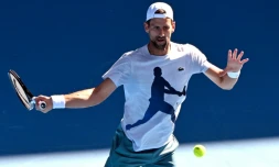 La légende serbe du tennis Novak Djokovic à l'entraßnement à quelques jours du début de l'Open d'Australie, le 9 janvier 2024 à Melbourne