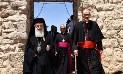 Le patriarche latin catholique de Jérusalem, Pierbattista Pizzaballa (D), et son homologue grec orthodoxe, Théophilos III (G), dans le village palestinien chrétien de Taybé en Cisjordanie occupée, le 14 juillet 2025