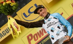 Le Français Romain Bardet pose sur le podium après sa victoire lors de la 12e étape du Tour de France, le 13 juillet 2017 à Peyragudes