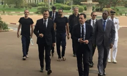 Les deux ex-otages français, Patrick Picque et Laurent Lassimouillas, libérés au Burkina Faso arrivent au palais présidentiel à Ouagadougou, le 11 mai 2019