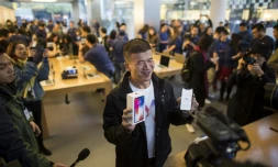 Un homme pose avec son nouvel iPhone X dans une boutique Apple à Pékin, le 3 novembre 2017