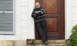 Michel Tournier devant sa maison à Choisel, le 4 avril 2005