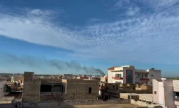 De la fumée s'élève dans le ciel de Bamako alors que sont audibles de coups de feu et des explosions, le 17 septembre 2024