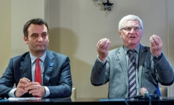 Le président du parti Les Patriotes Florian Philippot et le député José Evrard, lors d'une conférence de presse à Lens le 27 novembre 2017