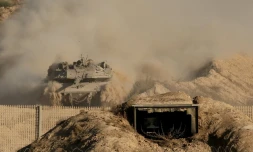 Un char israélien roule dans la bande de Gaza près de sa frontière sud avec Israël, le 29 août 2025.

