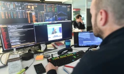 Un collaborateur surveille des indices boursiers dans la salle des marchés du groupe Crédit Mutuel Arkea, le 12 décembre 2024 au Relecq-Kerhuon, dans le Finistère